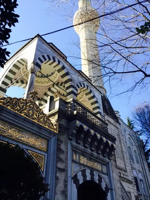 The exterior and minaret of Tokyo Camii on a sunny day